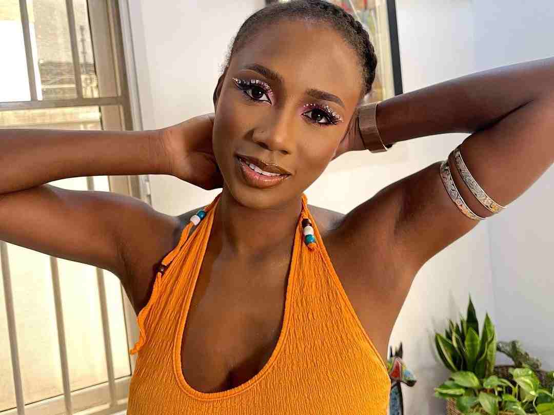 Naija singer and dancer, Korra Obidi, don come online to talk say she nearly chop serious embarrassment for inside plane recently because wetin she wear no good for di eyes.